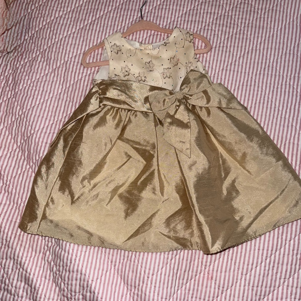 Elegant Gold Sleeveless Dress with Bow